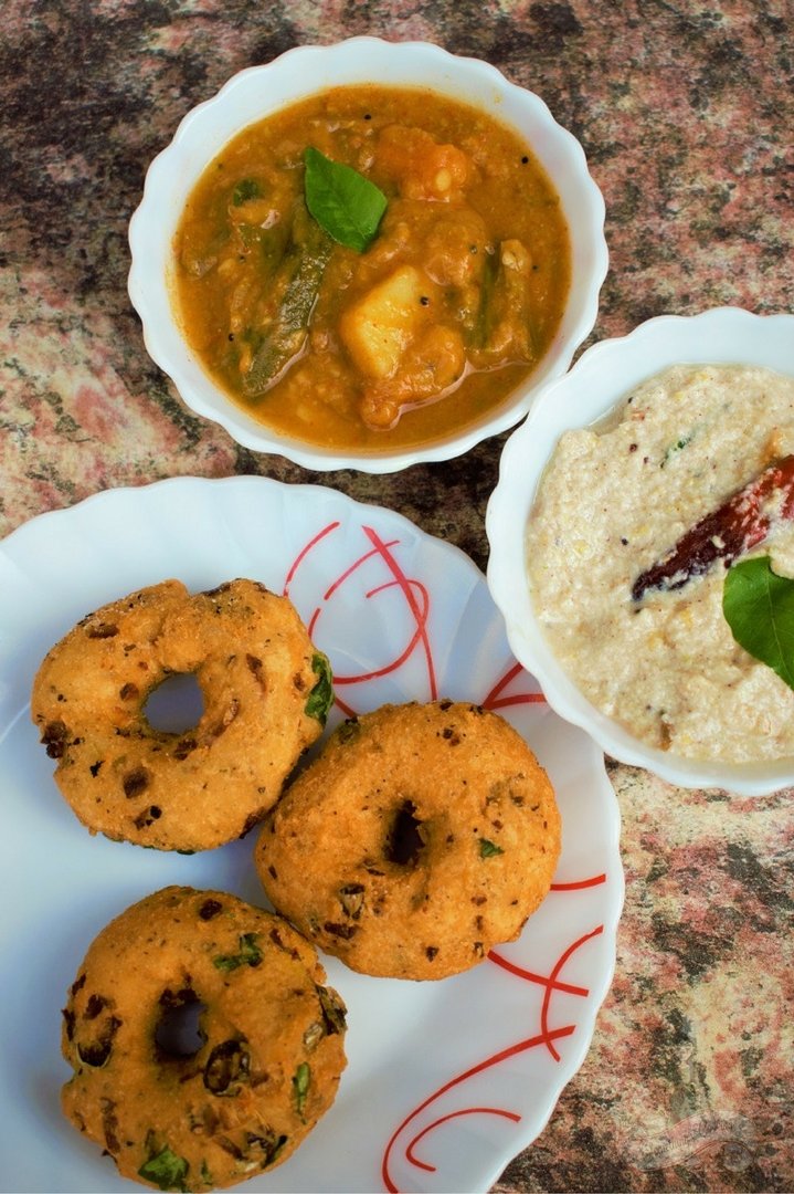 Uzhunnu Vada - Medu Vada Recipe - Medu Vada with chutney and sambar