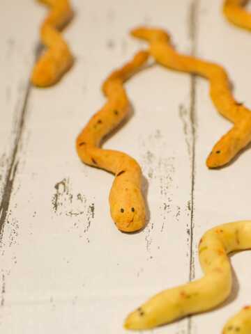 how to make snake breadsticks for teatime snack